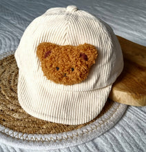 Load the picture into the gallery viewer, Babyhut Kindermütze aus Kord mit Teddybär Farbe Beige2