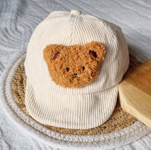 Load the picture into the gallery viewer, Babyhut Kindermütze aus Kord mit Teddybär Farbe Beige3
