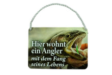 Load the picture into the gallery viewer, Deko Blechschild Aufhänger Wanddeko Hier wohnt ein Angler mit dem Fang seines Lebens2