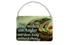 Load the picture into the gallery viewer, Deko Blechschild Aufhänger Wanddeko Hier wohnt ein Angler mit dem Fang seines Lebens4