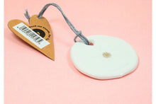Load the picture into the gallery viewer, Good old friends Mini Schutztaler Porzellan ganz viel Kraft Handbemalt3