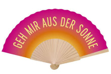 Lade das Bild in den Galerie-Viewer, Handfächer Fächerglück „Geh mir aus der Sonne“ – Stilvoller Fächer für heiße Tage