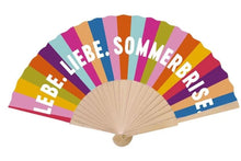 Lade das Bild in den Galerie-Viewer, Handfächer Fächerglück „Lebe Liebe Sommerbrise“ – Stilvoller Fächer für heiße Tage