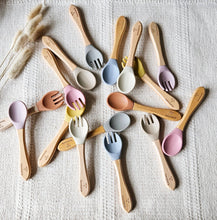 Lade das Bild in den Galerie-Viewer, Kinder Löffel und Gabel aus Silikon mit Bambusgriff Kinderbesteck Farbe Graublau2