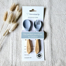 Lade das Bild in den Galerie-Viewer, Kinder Löffel und Gabel aus Silikon mit Bambusgriff Kinderbesteck Farbe Graublau3