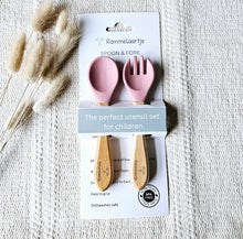 Lade das Bild in den Galerie-Viewer, Kinder Löffel und Gabel aus Silikon mit Bambusgriff Kinderbesteck Farbe Puderrosa3