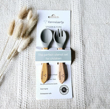 Lade das Bild in den Galerie-Viewer, Kinder Löffel und Gabel aus Silikon mit Bambusgriff Kinderbesteck Farbe Salbei3