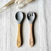 Lade das Bild in den Galerie-Viewer, Kinder Löffel und Gabel aus Silikon mit Bambusgriff Kinderbesteck Farbe Salbei