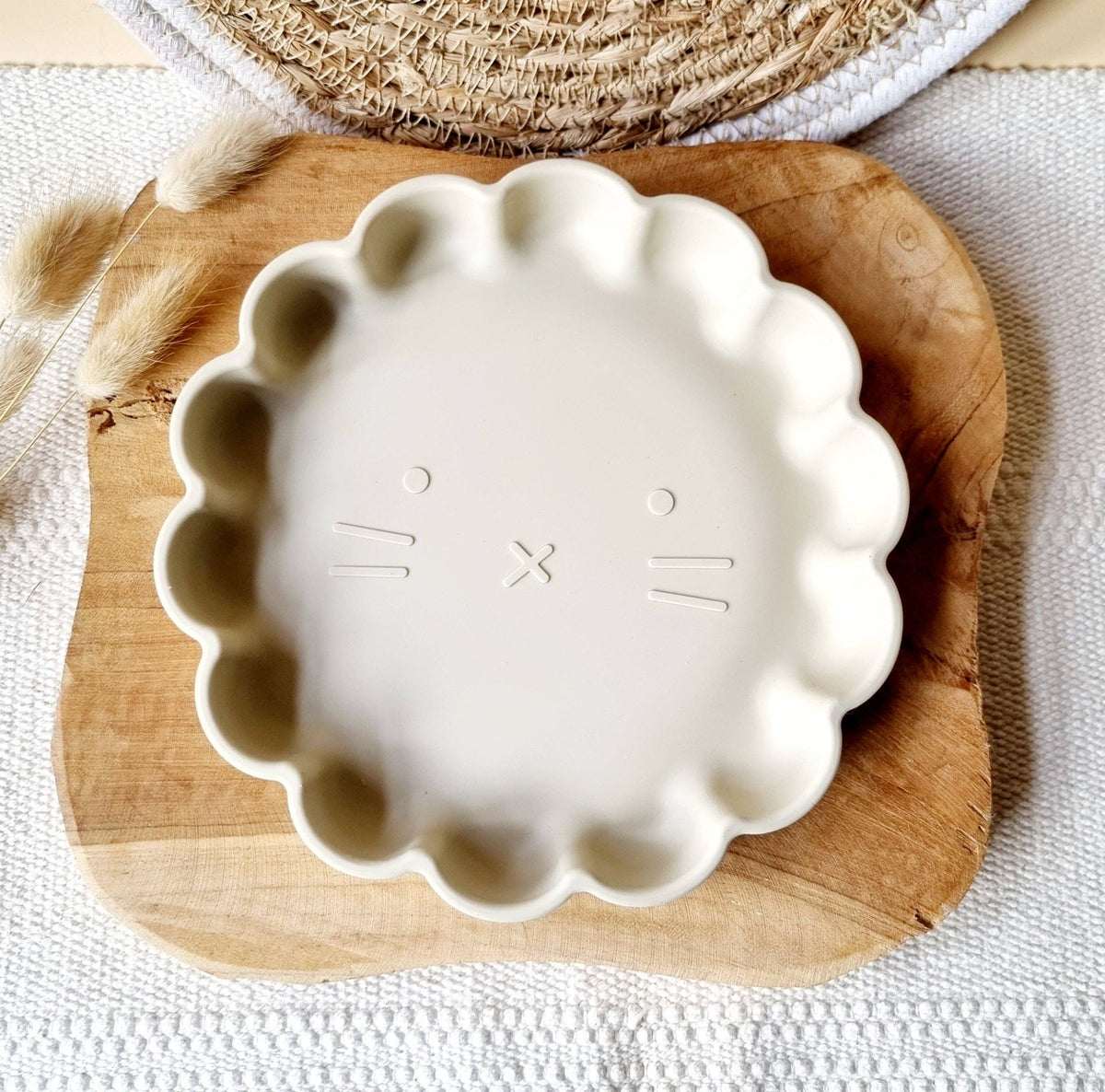 Kinder Platte aus Silikon mit Saugnapf Löwe Kinderteller Farbe Beige