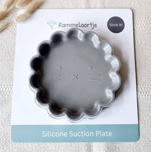 Lade das Bild in den Galerie-Viewer, Kinder Platte aus Silikon mit Saugnapf Löwe Kinderteller Farbe Beige3
