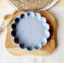 Lade das Bild in den Galerie-Viewer, Kinder Platte aus Silikon mit Saugnapf Löwe Kinderteller Farbe Graublau