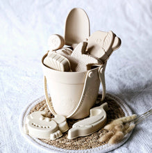 Lade das Bild in den Galerie-Viewer, Kinder Spieleimer Sommereimer aus Silikon mit Formen Farbe Beige2