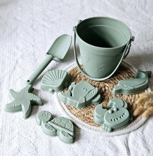 Load the picture into the gallery viewer, Kinder Spieleimer Sommereimer aus Silikon mit Formen Farbe Salbei5