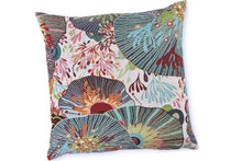 Lade das Bild in den Galerie-Viewer, Kissenhülle „Sea Flowers“ – Maritime Wohndekoration in Jacquard