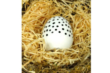 Load the picture into the gallery viewer, Good old friends Porzellanei Pünktchen Glücksei Oster Deko Handarbeit 5,5cm4