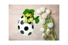 Lade das Bild in den Galerie-Viewer, Good old friends Eiervase Punkte Oster Deko Handarbeit 8cm3
