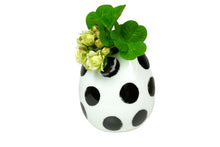 Lade das Bild in den Galerie-Viewer, Good old friends Eiervase Punkte Oster Deko Handarbeit 8cm5