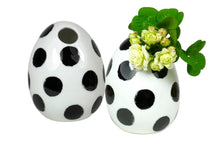 Lade das Bild in den Galerie-Viewer, Good old friends Eiervase Punkte Oster Deko Handarbeit 8cm2