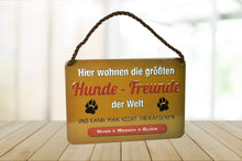 Lade das Bild in den Galerie-Viewer, Deko Blechschild Aufhänger Hier wohnen die größten Hunde Freunde der Welt Uns kann man nicht therapieren Hund + Mensch= Glück
