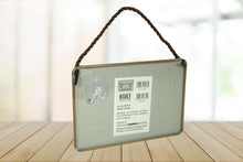 Lade das Bild in den Galerie-Viewer, Deko Blechschild Aufhänger Hier wohnen die größten Hunde Freunde der Welt Uns kann man nicht therapieren Hund + Mensch= Glück2