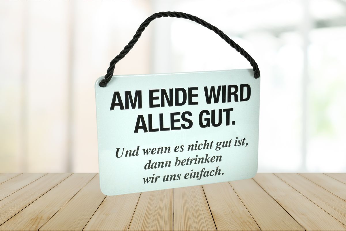 Kulthänger mit Spruch "Am Ende wird alles gut. Und wenn es nicht gut ist, dann betrinken wir uns einfach"
