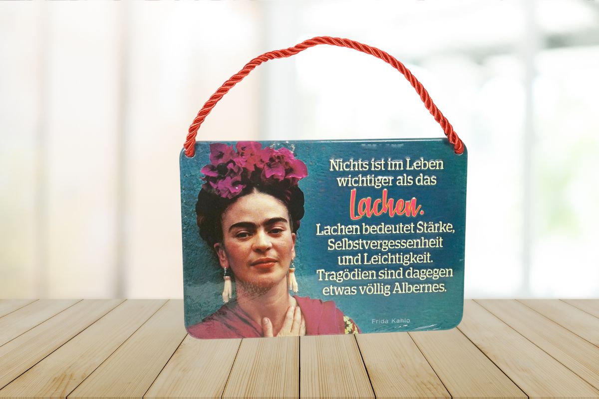 Kulthänger mit Spruch "Nichts ist im Leben wichtiger als das Lachen. Lachen bedeutet Stärke, Selbstvergessenheit und Leichtigkeit. Tragödien sind dagegen etwas völlig Albernes"