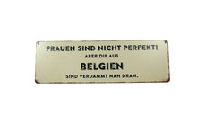 Lade das Bild in den Galerie-Viewer, Deko Blechschild Frauen Sind Nicht Perfekt! Aber Die Aus Belgien Sind Verdammt Nah Dran2