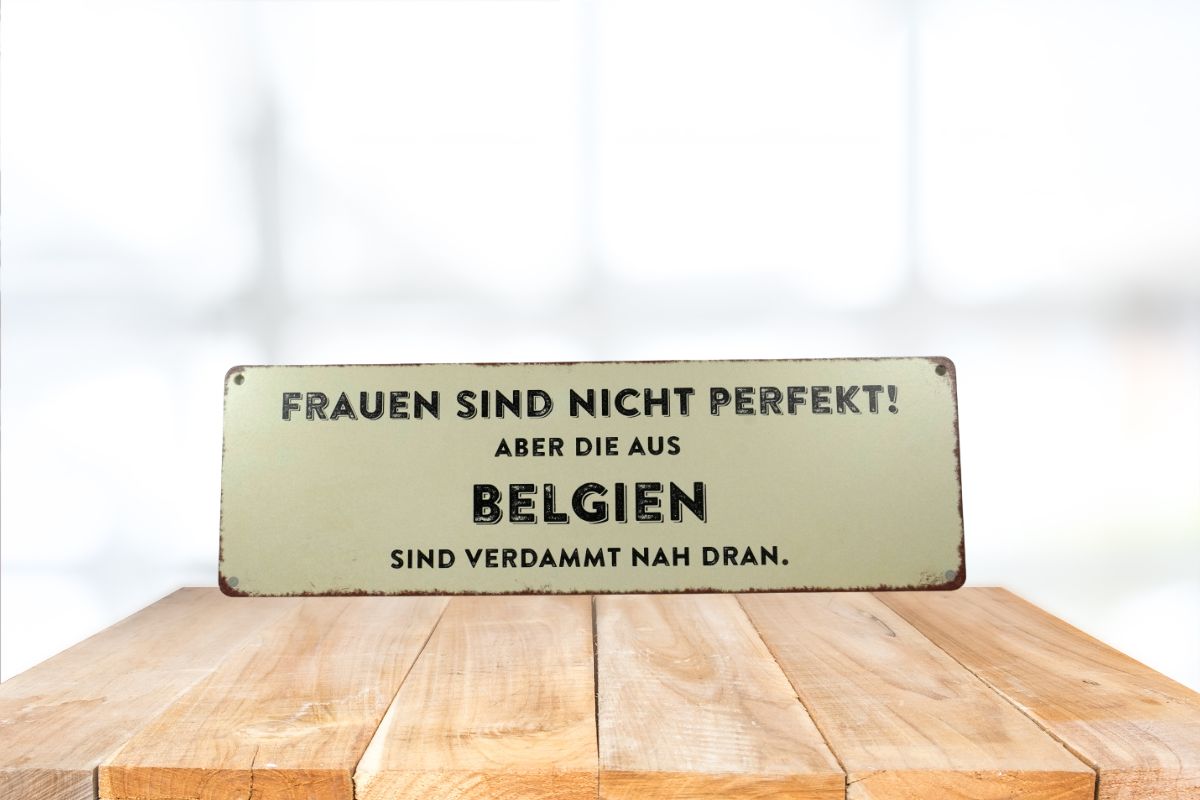 Deko Blechschild Frauen Sind Nicht Perfekt! Aber Die Aus Belgien Sind Verdammt Nah Dran