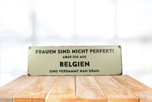 Lade das Bild in den Galerie-Viewer, Deko Blechschild Frauen Sind Nicht Perfekt! Aber Die Aus Belgien Sind Verdammt Nah Dran