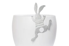 Lade das Bild in den Galerie-Viewer, Good old friends Kletterhase Ringelpulli Hase Handarbeit 13cm