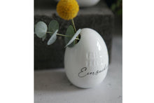 Lade das Bild in den Galerie-Viewer, Good old friends Eiervase Friede Freude Eierkuchen Oster Deko Handarbeit 8cm