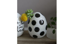 Lade das Bild in den Galerie-Viewer, Good old friends Eiervase Punkte Oster Deko Handarbeit 8cm
