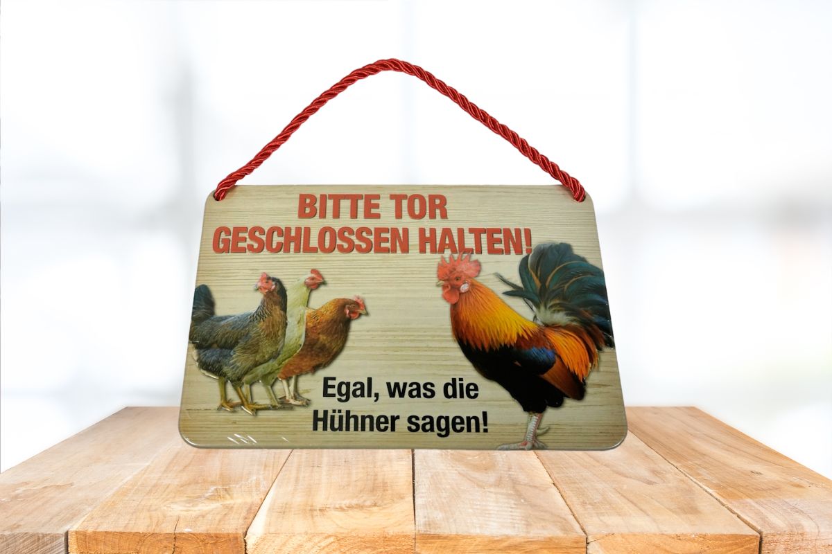 Kulthänger mit Spruch "Bitte Tor geschlossen halten! Egal, was die Hühner sagen!"