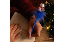 Lade das Bild in den Galerie-Viewer, Legami Leuchtender Kugelschreiber Penguin Writing is Magic Weihnachten6