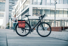 Load the picture into the gallery viewer, Fahrrad-Tasche Sam, Feuerwear, Fahrradtasche, Unikat, Nachhaltigkeit, Upcycling, Feuerwehrschlauch, Feuerwehr 16