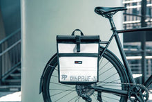 Load the picture into the gallery viewer, Fahrrad-Tasche Sam, Feuerwear, Fahrradtasche, Unikat, Nachhaltigkeit, Upcycling, Feuerwehrschlauch, Feuerwehr 15