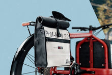 Load the picture into the gallery viewer, Fahrrad-Tasche Sam, Feuerwear, Fahrradtasche, Unikat, Nachhaltigkeit, Upcycling, Feuerwehrschlauch, Feuerwehr 11