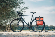 Load the picture into the gallery viewer, Fahrrad-Tasche Sam, Feuerwear, Fahrradtasche, Unikat, Nachhaltigkeit, Upcycling, Feuerwehrschlauch, Feuerwehr 14