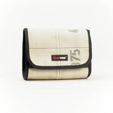 Lade das Bild in den Galerie-Viewer, Umhängetasche Larry, Feuerwear, Unikate, Nachhaltigkeit, Feuerwehrschlauch, Feuerwehr, Tasche, Handtasche, Upcycling