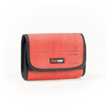 Lade das Bild in den Galerie-Viewer, Umhängetasche Larry, Feuerwear, Unikate, Nachhaltigkeit, Feuerwehrschlauch, Feuerwehr, Tasche, Handtasche, Upcycling