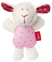 Lade das Bild in den Galerie-Viewer, Babygreifling Rassel Schaf Weiß Rosa Stofftier mit Rasselgeräusch sigikid
