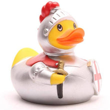 Load the picture into the gallery viewer, Badeente Ritter Gummiente Badespaß ab 18 Monaten5
