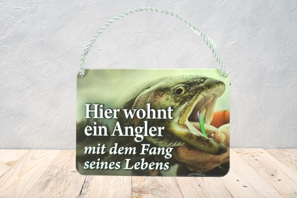 Kulthänger mit Spruch "Hier wohnt ein Angler mit dem Fang seines Lebens"