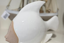Lade das Bild in den Galerie-Viewer, Fisch Porzellan Küsten Deko Maritimer Stil Weiß / Beige2
