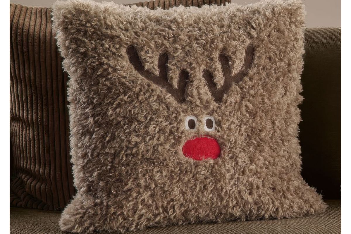 Kissenhülle „Rudolph“ – Fake Fur Weihnachtliche Dekokissenhülle2