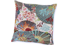 Lade das Bild in den Galerie-Viewer, Kissenhülle „Sea Flowers“ – Maritime Wohndekoration in Jacquard2
