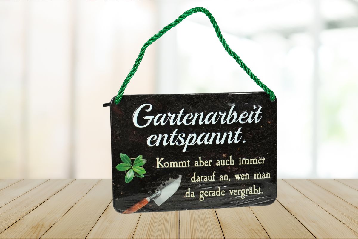 Kulthänger mit Spruch "Gartenarbeit entspannt. Kommt aber auch immer darauf an, wen man da gerade vergräbt"