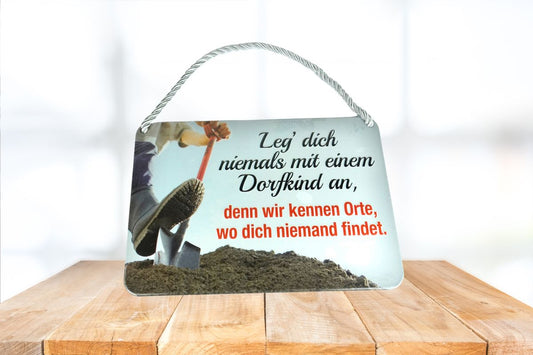 Deko Blechschild Kult Hänger Leg dich niemals mit einem Dorfkind an, denn wir kennen Orte, wo dich niemand findet.