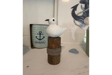 Load the picture into the gallery viewer, Möwe auf Pfosten Holz Küsten Deko Maritimer Stil3

