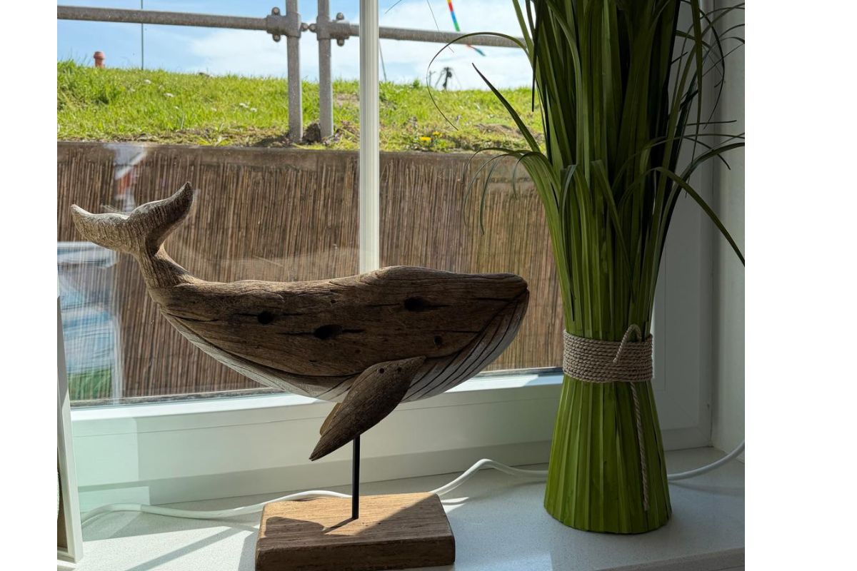 Wal auf Sockel Holz Groß Handarbeit Skulptur Maritimer Stil Küsten Deko2